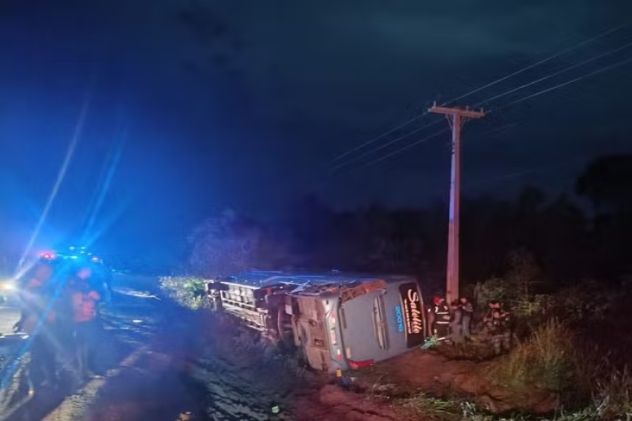 Acidente entre ônibus e caminhão deixa duas crianças mortas e 27 feridos