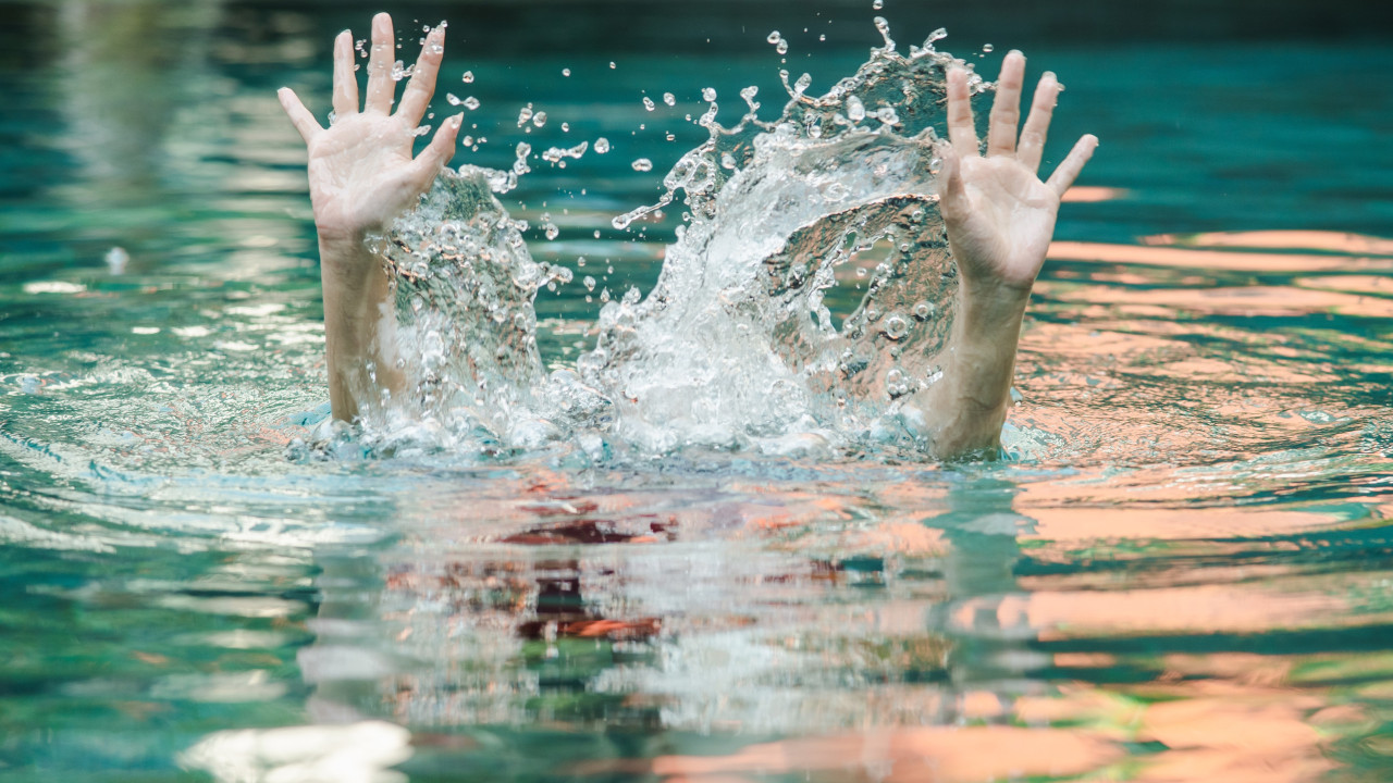 Criança que se afogou em piscina de resort ficou submersa por 7 minutos