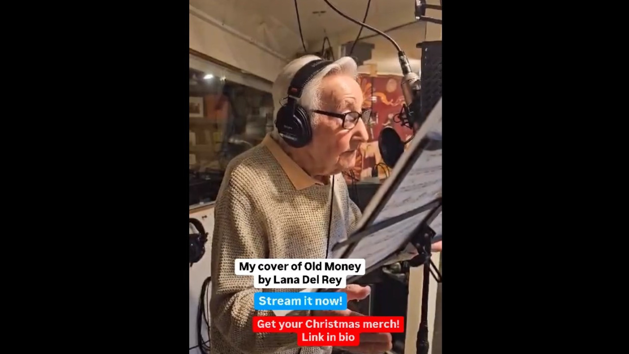 Viúvo de 92 anos se torna estrela na web cantando música de Elvis Presley