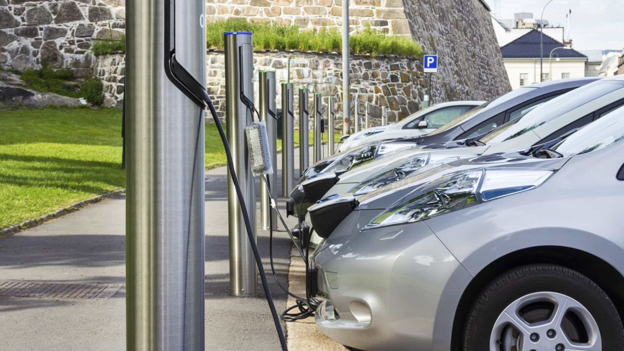 Carros elétricos crescem no Brasil, mas esbarram em falta de recarga