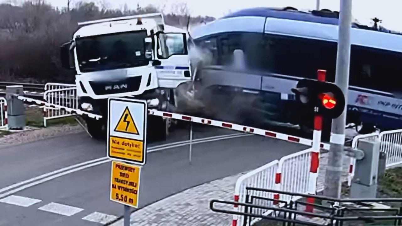 Trem destrói caminhão em cruzamento na Polôna; veja as imagens