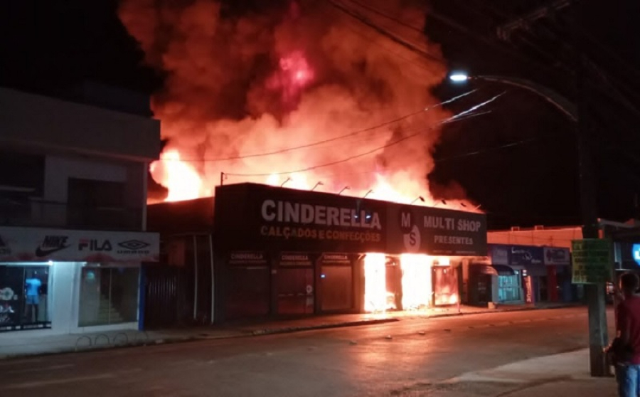 Dupla de presos é identificada como mandante dos ataques que incendiaram lojas 