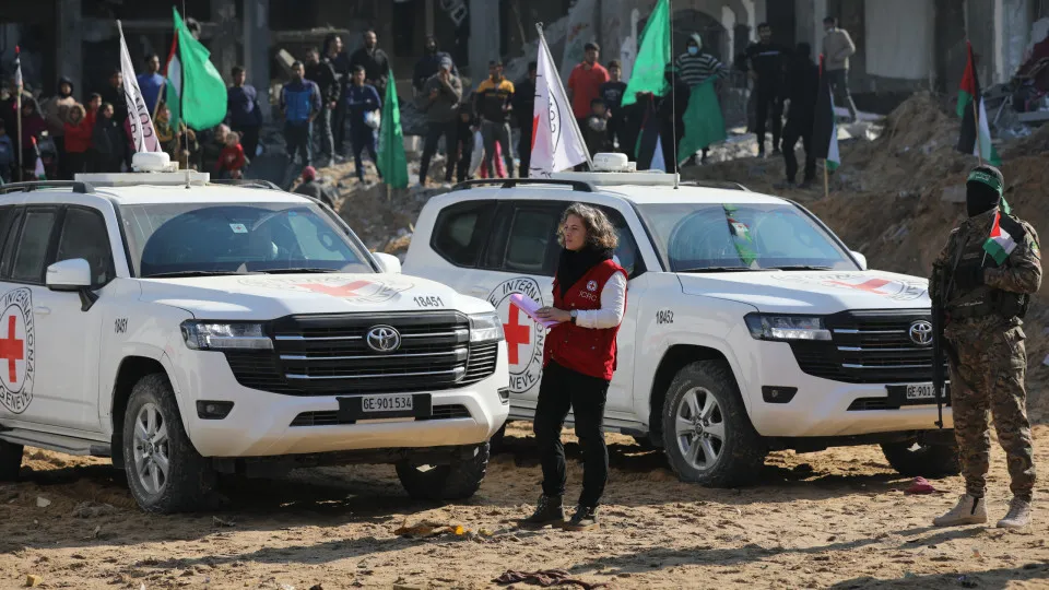 Israel confirma libertação de oito reféns após caos na entrega pelo Hamas