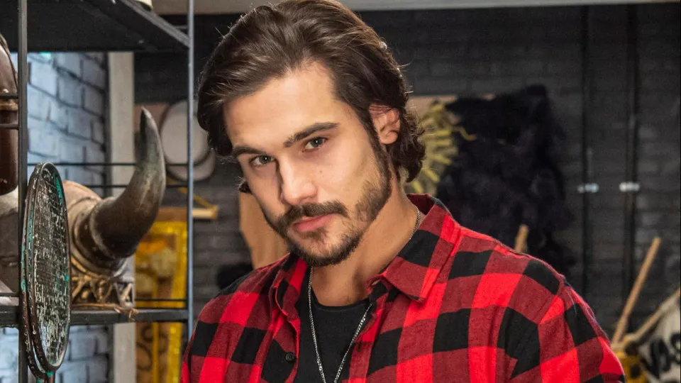 Nicolas Prattes vai protagonizar filme baseado em aventuras de influencer e o cachorro Shurastey