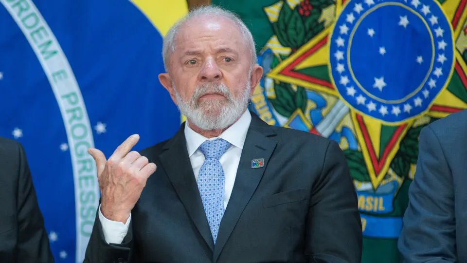 Se taxar aço, vamos reagir, diz Lula sobre medidas de Trump