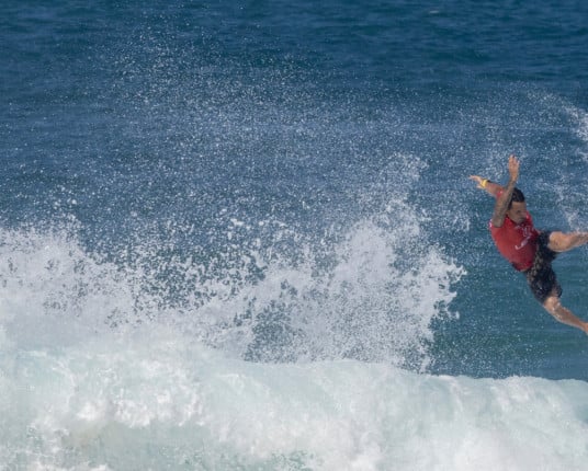 Ítalo Ferreira é campeão na piscina de ondas de Abu Dabi e cita Senna em comemoração