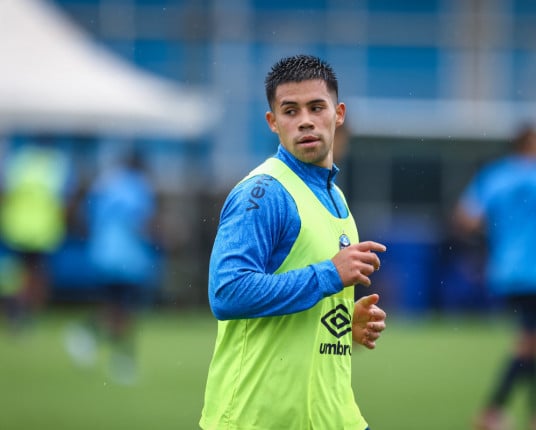 Fora do duelo de ida da semifinal do Gauchão, Aravena e João Pedro desfalcam o Tricolor