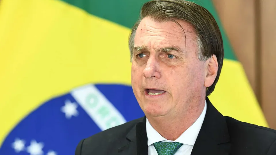 Bolsonaro pediu levantamento de joias e venda dos itens, afirma Cid